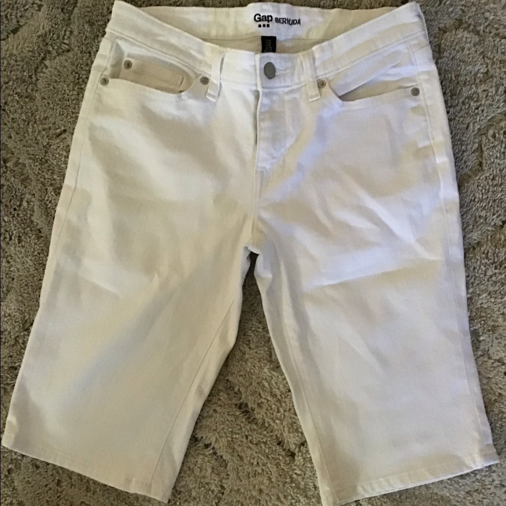 White GAP Women’s Bermuda jean shorts | Size 2